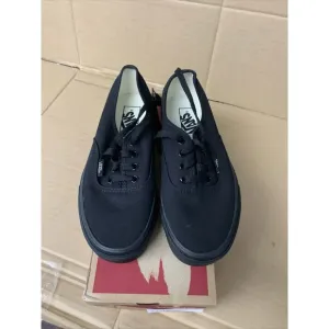 1036. Vans All Black-US 5.5 Mens