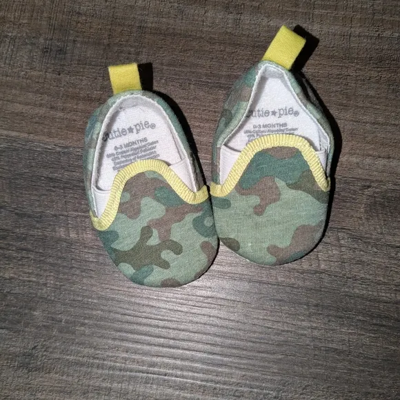 17 Pairs Of Gently Used Baby Shoes Size 0 Months - 12 Months