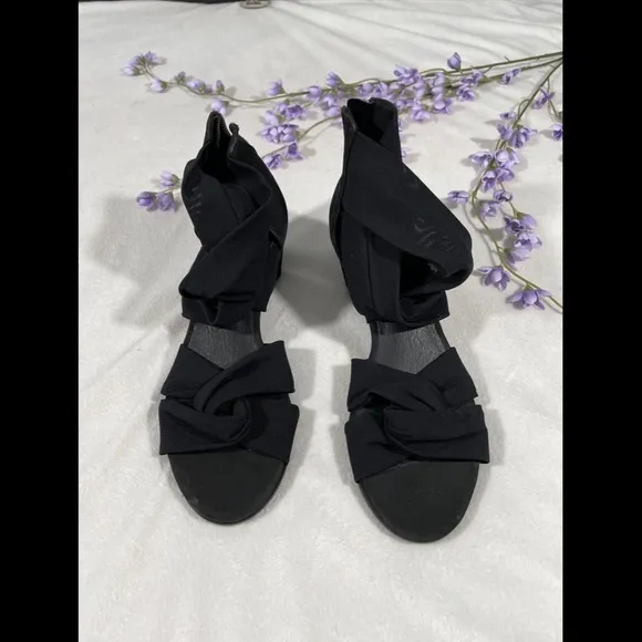 $195 Eileen Fisher Joy‎ Twist Strappy Heeled Sandals in Black [SZ 5.5 ]