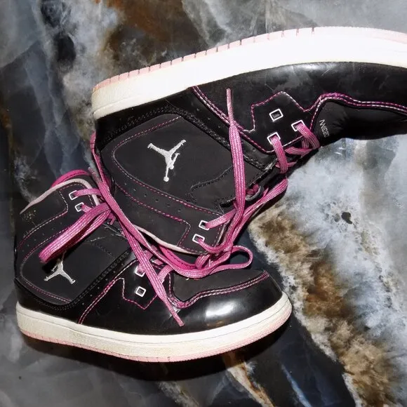 2012 Nike Black/Pink Jordan 371390-029 Size 2Y Girl's
