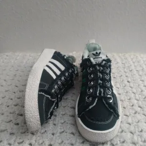 Adidas x Song for the Mute Campus 80s 'Black' size 5.5y