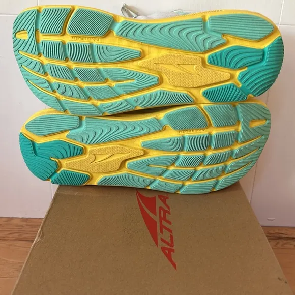 Altra NIB Paradigm 6 Gray Yellow Sneaker size 9 Ego Max Guide Rail Daily Run