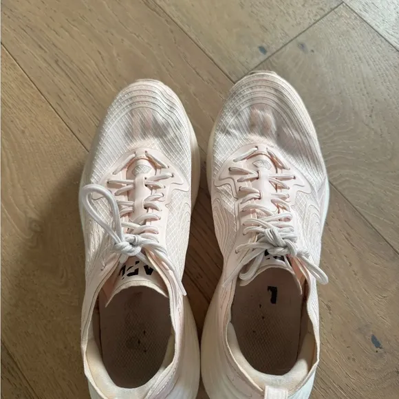 APL Streamline Womens Sneaker Size 7.5