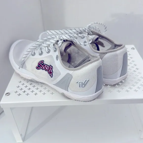 Ascend South White and Gray Athletic Shoes Size 9.5 Mesh Lightweight Rubber Sole