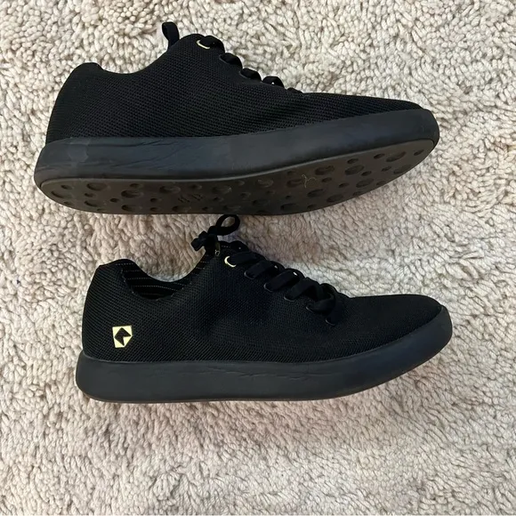 atoms | Men’s 000 Cushiony Comfort Sneakers, Black/Gold