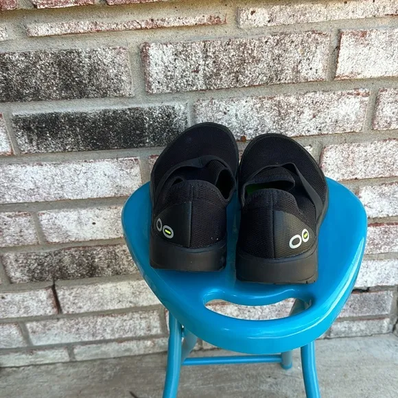 Barely Worn Oofos all black Omg Low Shoes sz 9 EU 40