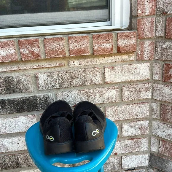 Barely Worn Oofos all black Omg Low Shoes sz 9 EU 40