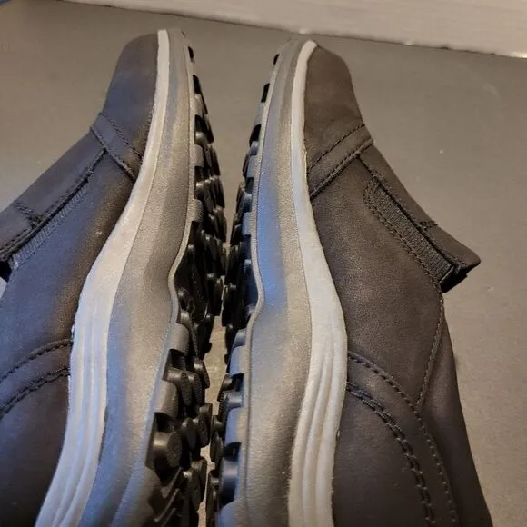 Baretraps Black sip on zipper size 7.5 Nwt comfortable leather Slip on Shoes