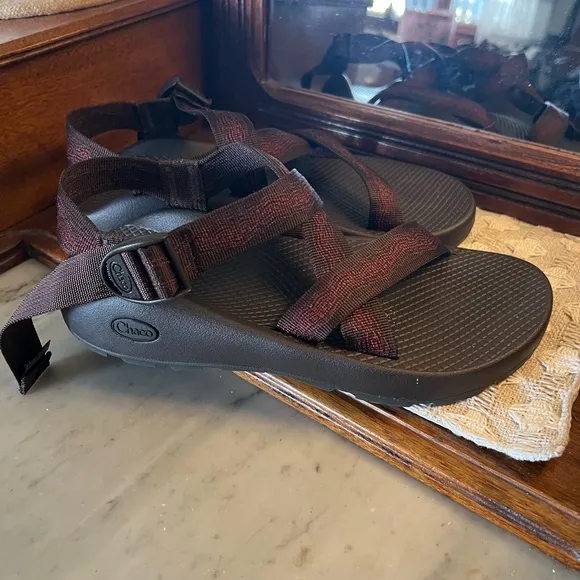 CHACO Z2 Classic Rugged Sole Outdoor Sandals Brown and Red Red Men's Size 9