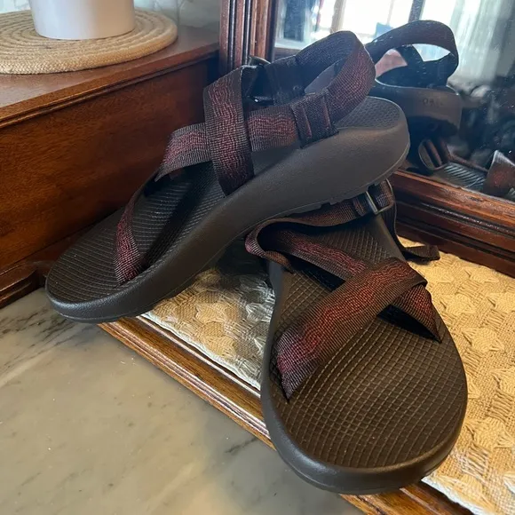 CHACO Z2 Classic Rugged Sole Outdoor Sandals Brown and Red Red Men's Size 9
