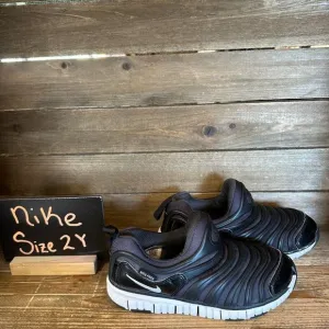 Childrens Nike Dynamo Black Running Athletic Comfort Shoes Sneakers Size 2 Y GUC