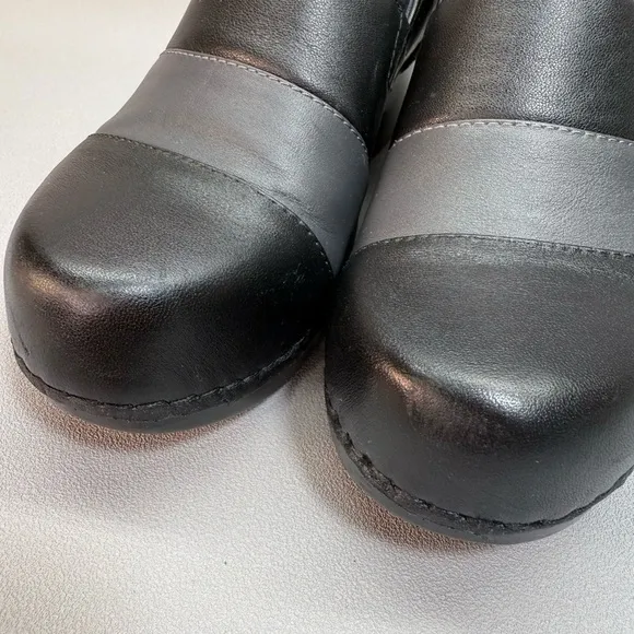 Dansko Black and Gray Two-Toned Classic Leather Clogs EUC Size 7