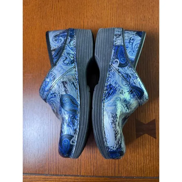 Dansko LT Professional Clogs Blue Paisley Patent Leather – Women’s EU 39/8.5 US