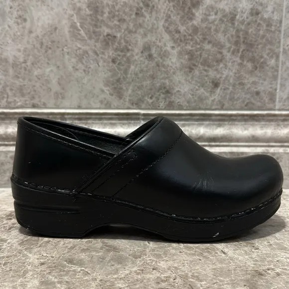 Dansko Professional Black Cabrio Clog Size 37