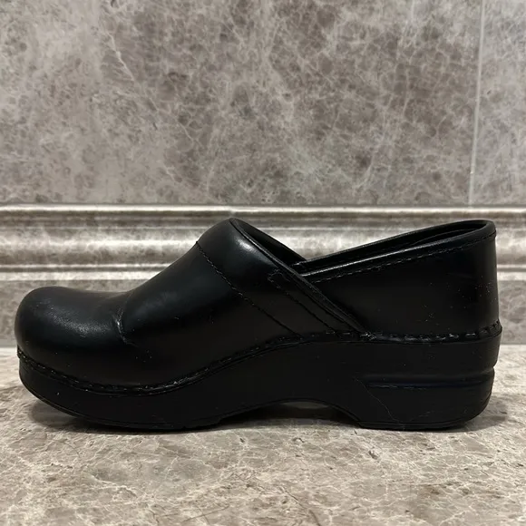 Dansko Professional Black Cabrio Clog Size 37
