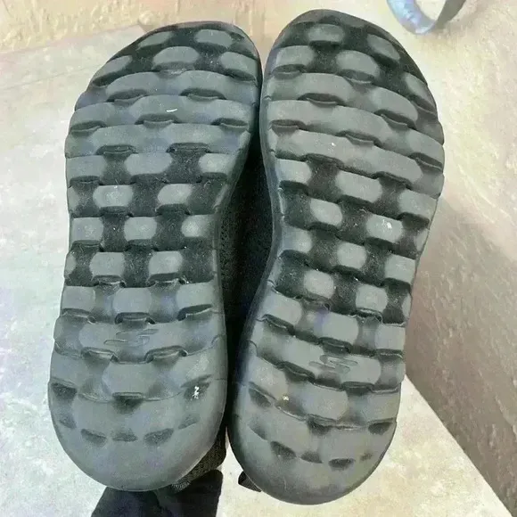 EUC Skechers Men's Size 12 Wide GO Walk Walking Shoes Goga Max Black Slip On