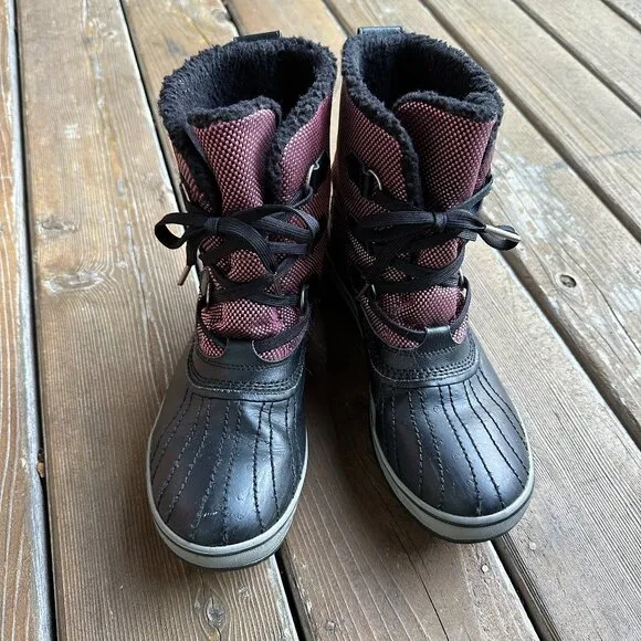 EUC Sorel Tivoli Lace-Up Berry/Black Waterproof Duck Boots in Women's 11/EU 42