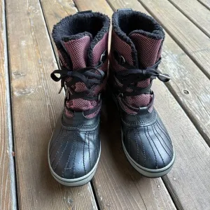 EUC Sorel Tivoli Lace-Up Berry/Black Waterproof Duck Boots in Women's 11/EU 42