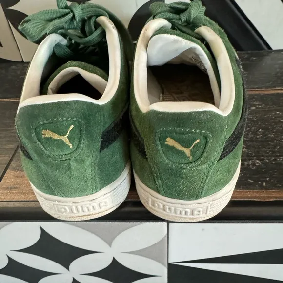 🤩EUC🤩PUMA sneakers-unisex and so very cool😎 green suede w/classic black logo