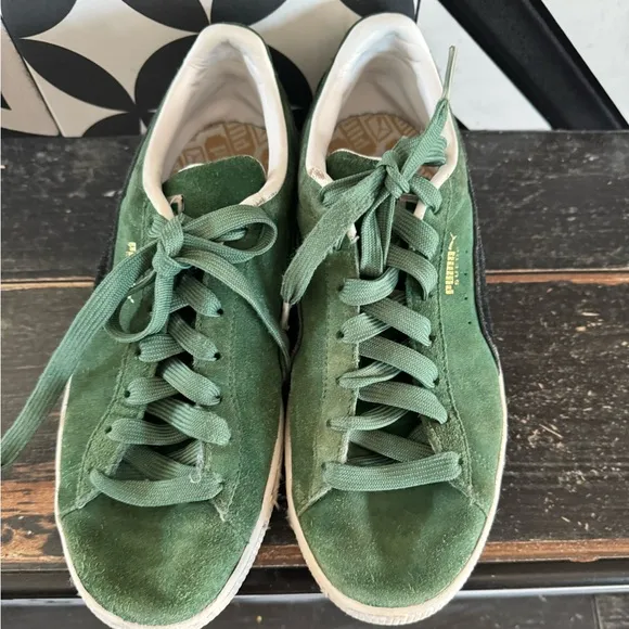 🤩EUC🤩PUMA sneakers-unisex and so very cool😎 green suede w/classic black logo