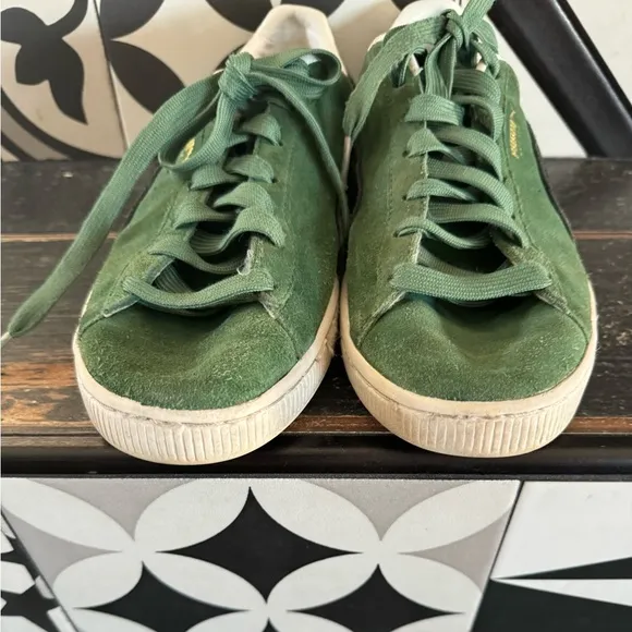 🤩EUC🤩PUMA sneakers-unisex and so very cool😎 green suede w/classic black logo