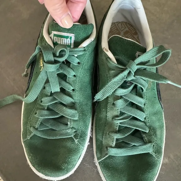 🤩EUC🤩PUMA sneakers-unisex and so very cool😎 green suede w/classic black logo