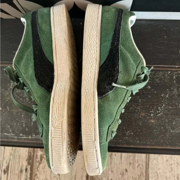 🤩EUC🤩PUMA sneakers-unisex and so very cool😎 green suede w/classic black logo