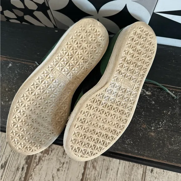 🤩EUC🤩PUMA sneakers-unisex and so very cool😎 green suede w/classic black logo
