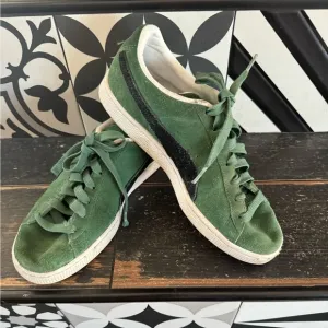 🤩EUC🤩PUMA sneakers-unisex and so very cool😎 green suede w/classic black logo