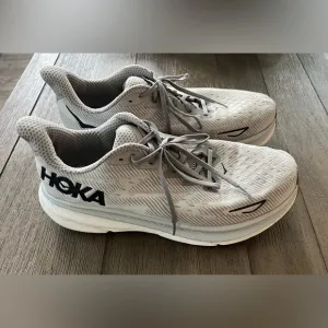 HOKA Clifton 9 Light Gray Athletic Shoes Mens Size 13 2E