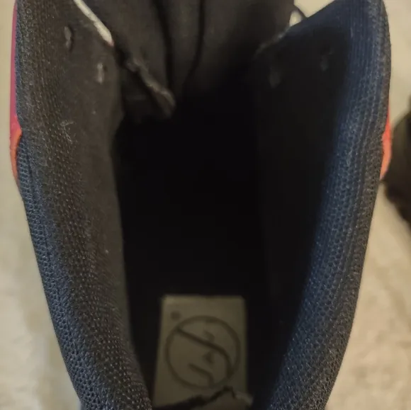 Javis Jiggy Shoes Size 9 Black and Red
