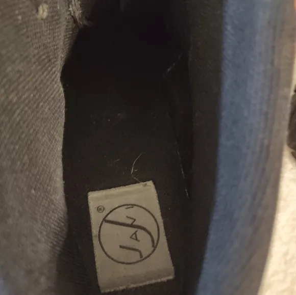 Javis Jiggy Shoes Size 9 Black and Red