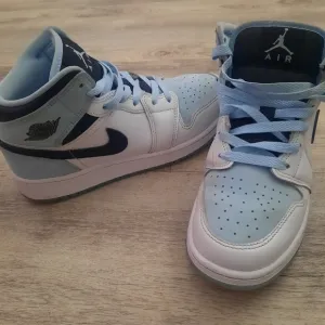 Jordan 1 Mid SE Shoes