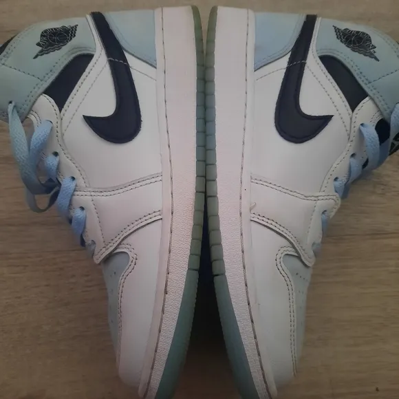 Jordan 1 Mid SE Shoes