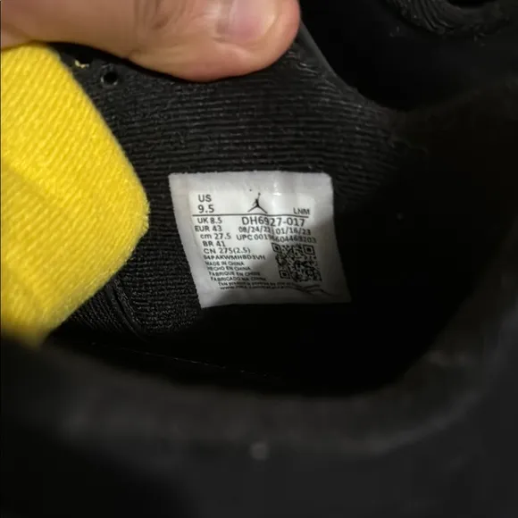 Jordan Men's Black and Yellow Sneakers