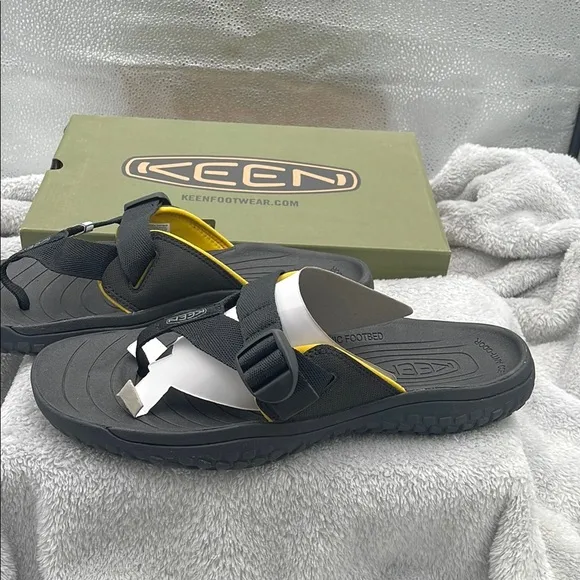 KEEN solr toe post Black/gold Sandals