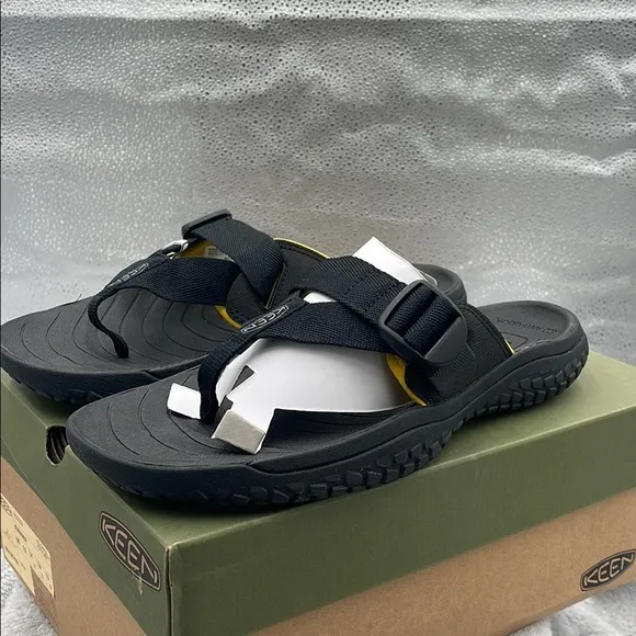 KEEN solr toe post Black/gold Sandals