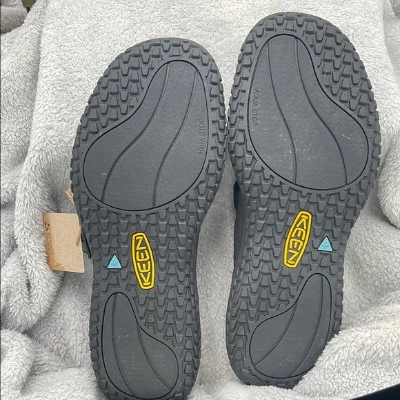 KEEN solr toe post Black/gold Sandals