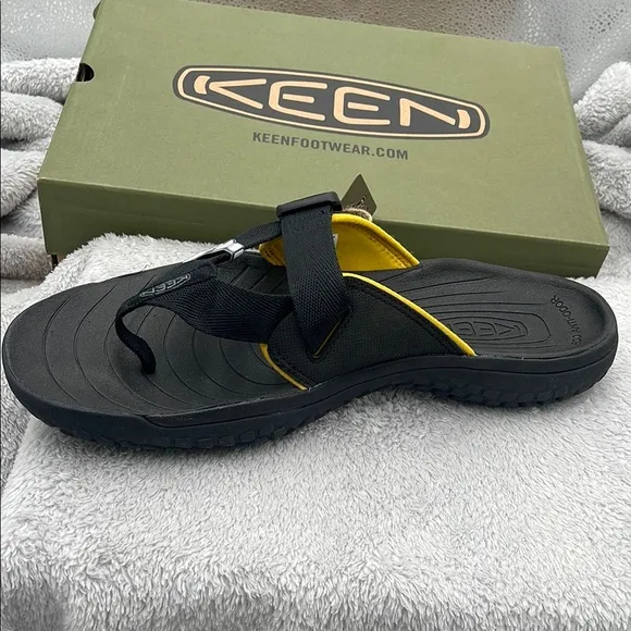 KEEN solr toe post Black/gold Sandals