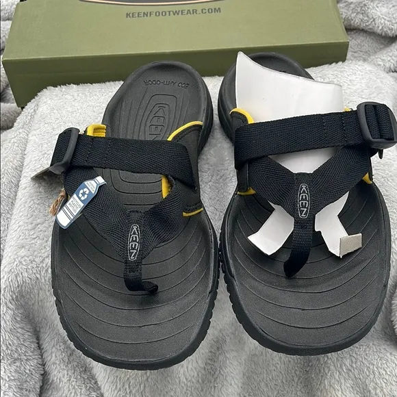 KEEN solr toe post Black/gold Sandals