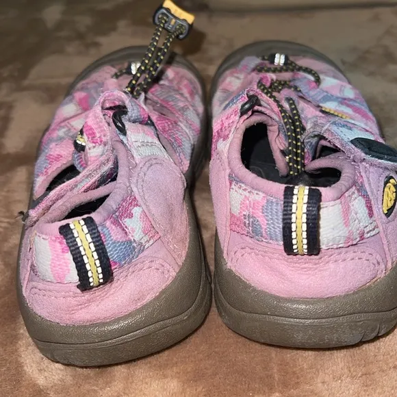 ⚽️KEEN YOUTH NEWPORT PINK/GRAY CAMOUFLAGE WASHABLE SANDALS