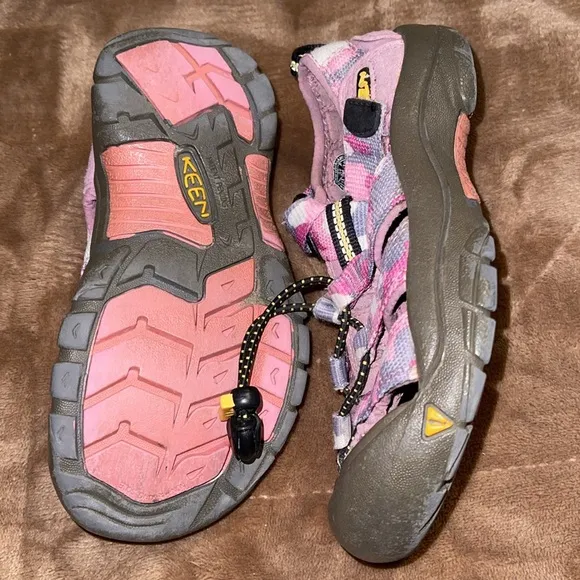 ⚽️KEEN YOUTH NEWPORT PINK/GRAY CAMOUFLAGE WASHABLE SANDALS