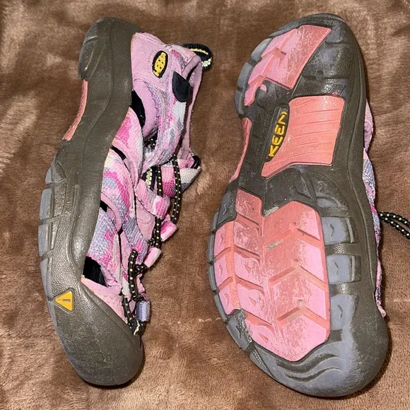 ⚽️KEEN YOUTH NEWPORT PINK/GRAY CAMOUFLAGE WASHABLE SANDALS