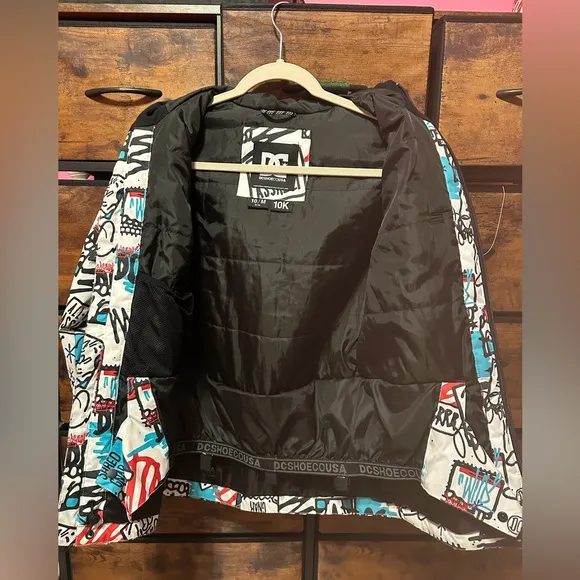 Kids DC shoes Retrospect snowboard jacket.