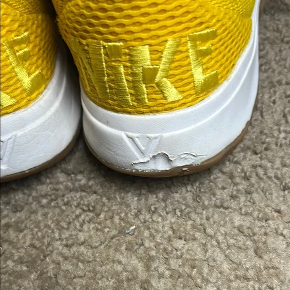 Kyrie Irving Sponge bob square pants basketball shoes size 7
