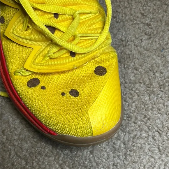 Kyrie Irving Sponge bob square pants basketball shoes size 7