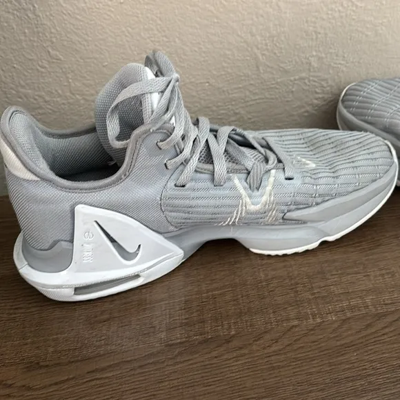 Mens Nike Lebron Witness Grey White Lace Up Basketball Shoes Size 9.5