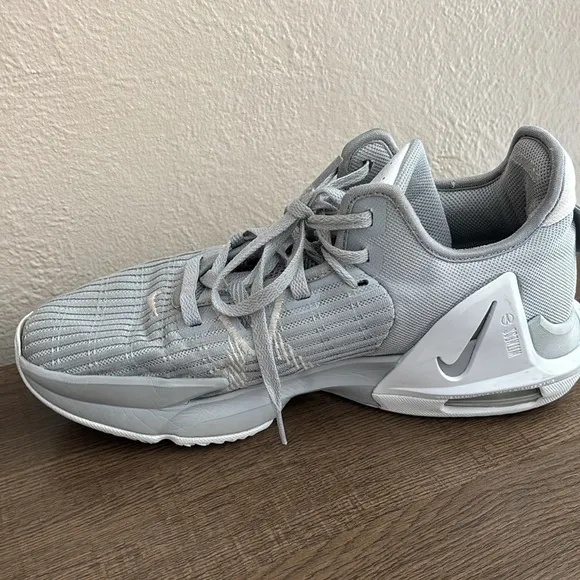 Mens Nike Lebron Witness Grey White Lace Up Basketball Shoes Size 9.5