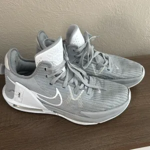 Mens Nike Lebron Witness Grey White Lace Up Basketball Shoes Size 9.5