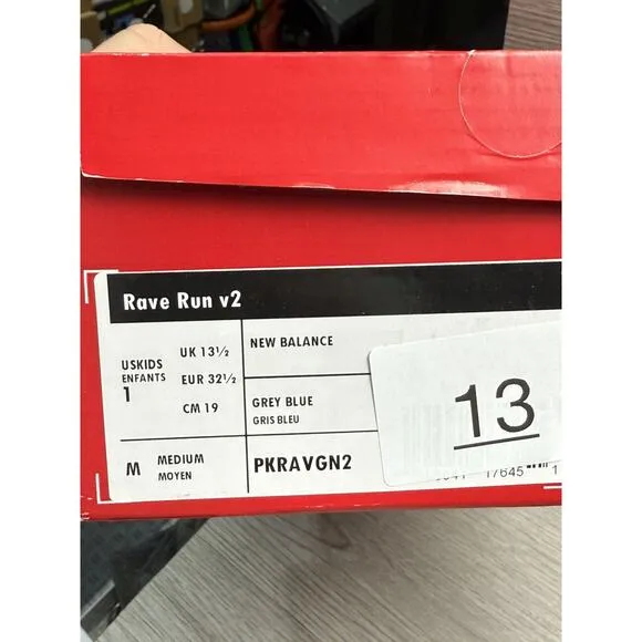New Balance Boys Size 1 Running Shoes Sneakers GKRAVGN2